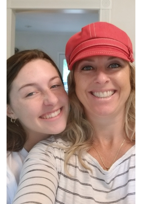 madre e hija sonriendo después del tratamiento de ortodoncia